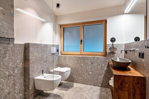 Shower, hair dryer, towels - Apartment 'Rotwandterhof Nest' with Mountain View, Shared Garden and Wi-Fi (Lengstein)