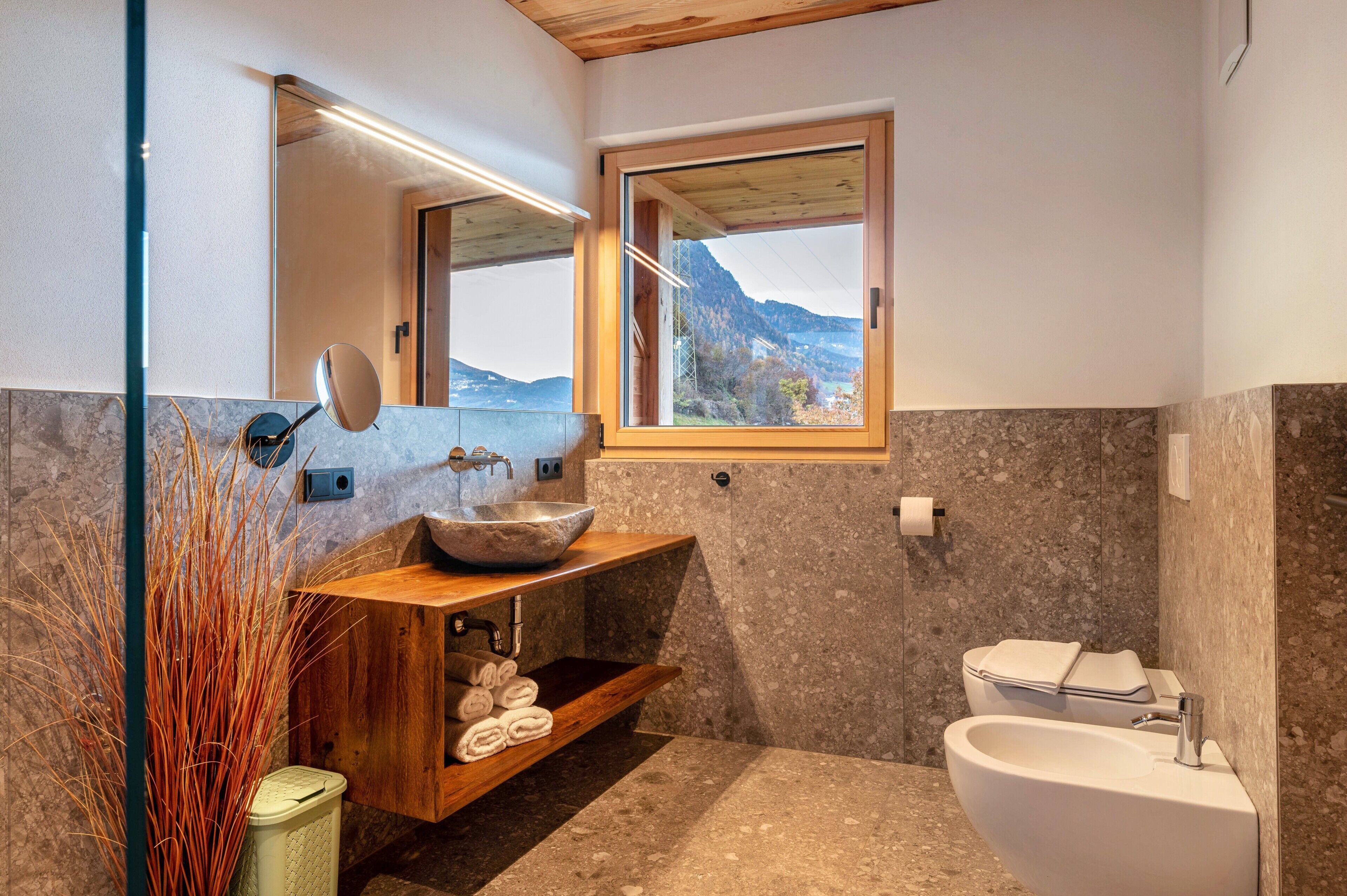 シャワー、ヘアドライヤー、タオル