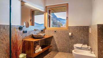 Doccia, asciugacapelli, asciugamani