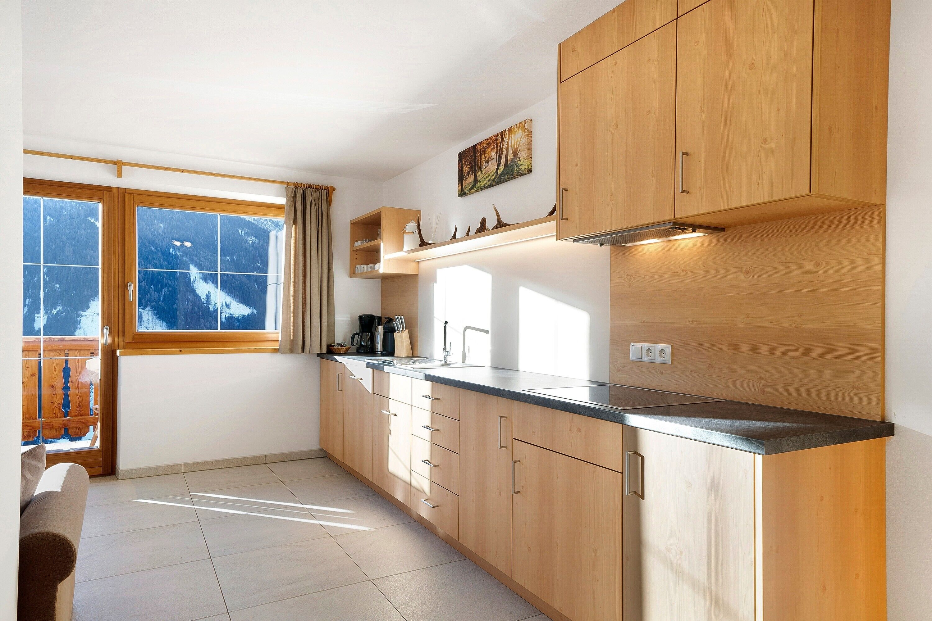 Frigorifero, microonde, piano cottura, lavastoviglie