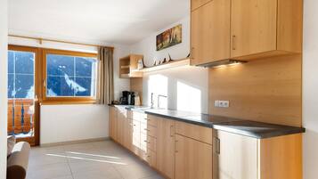 Frigorifero, microonde, piano cottura, lavastoviglie