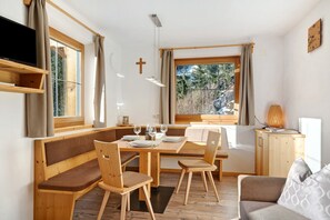Dining - Apartment "Unterdurachhof Martin" with Mountain View, Shared Garden & Wi-Fi (Santa Valburga)