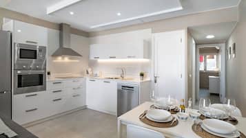 Refrigerador, microondas, horno y parrilla de estufa