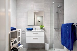 Dusj, hårføner og håndklær