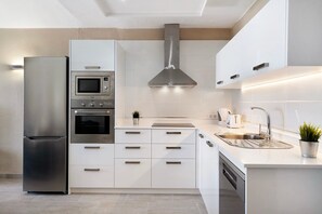 Fridge, microwave, oven, stovetop - Vacation Apartment 'Playa Flamingo 19' with Sea View, Shared Pool and Private Terrace (Playa Blanca)