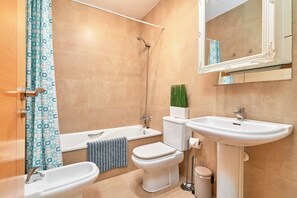 Bañera, secador de pelo, toallas