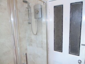 Badekar, hårføner og håndklær