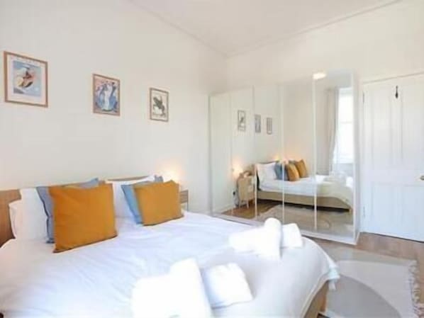 2 bedrooms, iron/ironing board, Internet, bed sheets