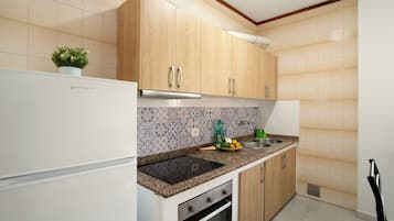 Frigorífico, microondas, horno y placa de cocina