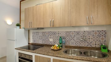 Geladeira, micro-ondas, fogão, cooktop