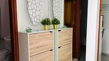 Een douche, een haardroger, handdoeken