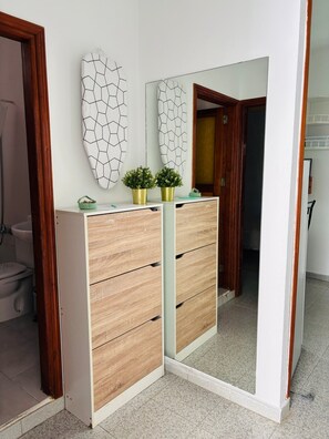 Douche, séchoir à cheveux, serviettes fournies