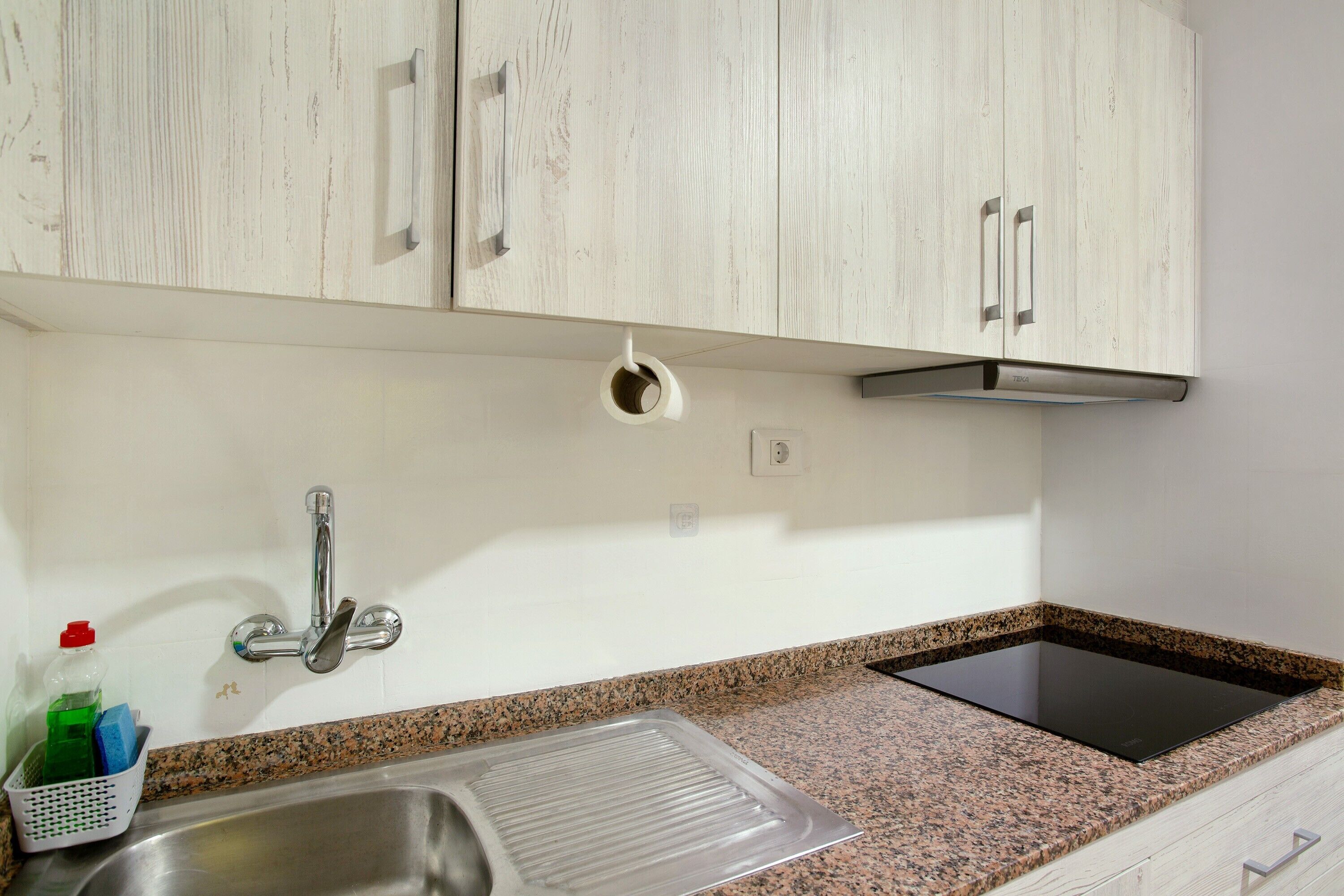 Een koelkast, een microgolfoven, een kookplaat