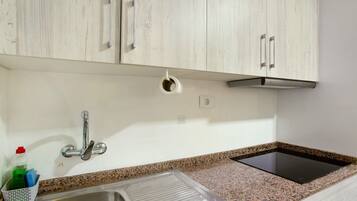 Een koelkast, een microgolfoven, een kookplaat