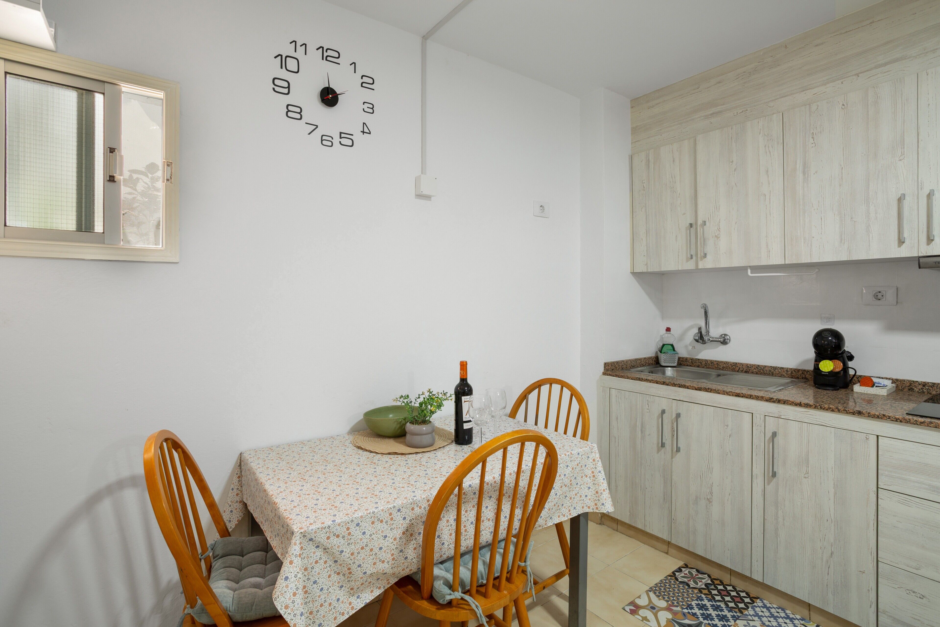 Réfrigérateur, micro-ondes, plaque de cuisson, cafetière/bouilloire