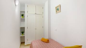 2 slaapkamers, een strijkplank/strijkijzer, gratis wifi, beddengoed