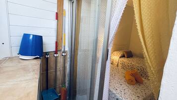 2 slaapkamers, een strijkplank/strijkijzer, gratis wifi, beddengoed