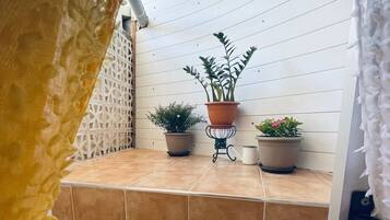 Een douche, een haardroger, handdoeken