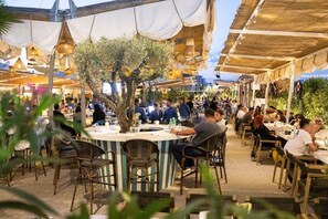 Outdoor dining - Tomis 105 Apartment Cazare Centru Constanta (Constanța)