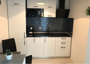 ثلاجة، ميكروويف، موقد طهي مسطح، ماكينة لصنع القهوة/الشاي