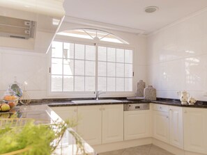 冷蔵庫、電子レンジ、オーブン、食器洗い機