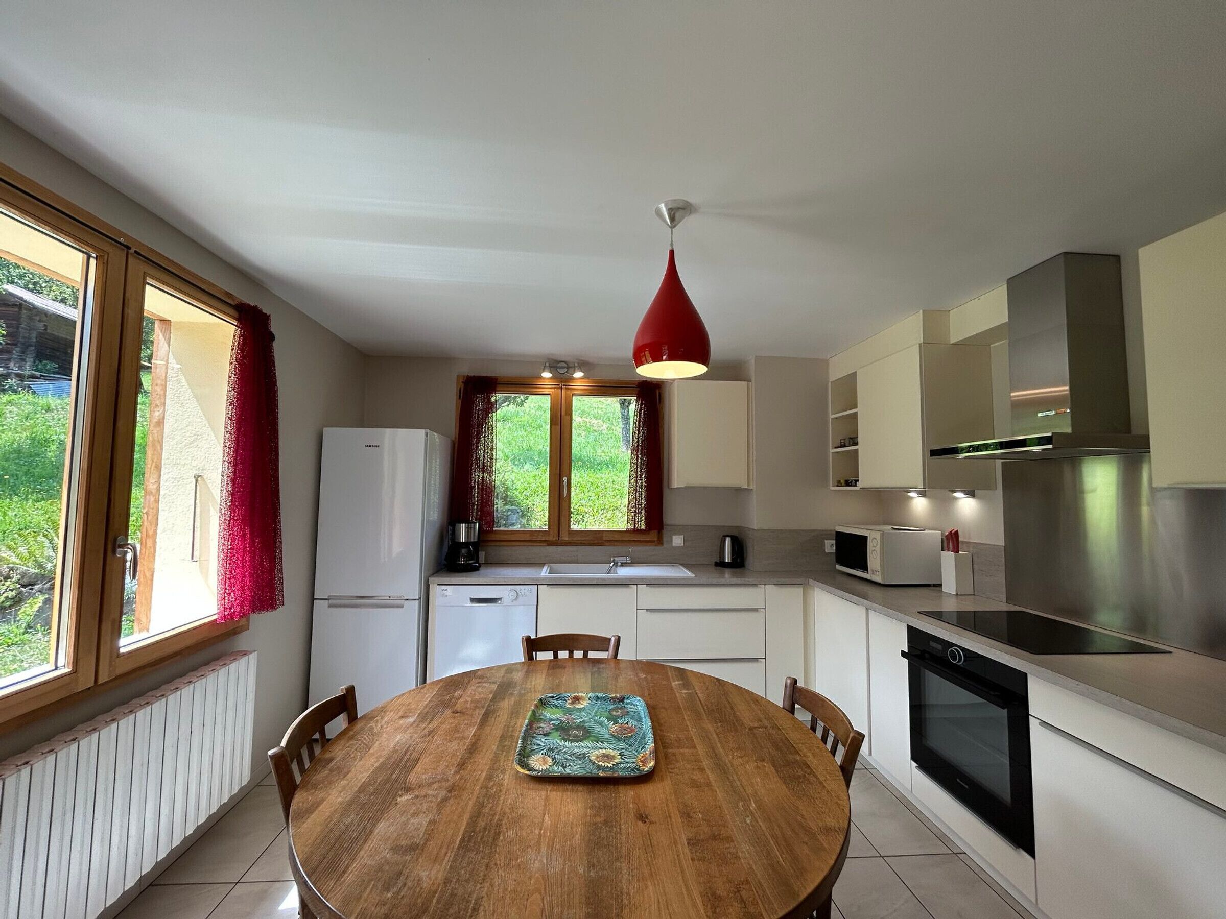 Frigorífico, microondas, horno y lavavajillas