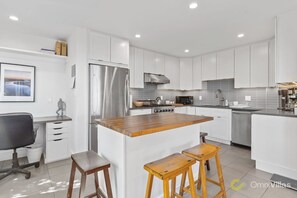 Refrigerador, microondas, horno, placa de cocina