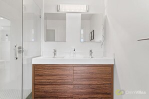 Ducha, secador de pelo, toallas