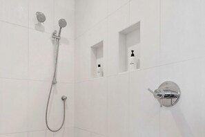 Bruser, hårtørrer, håndklæder, Shampoo