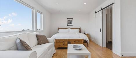 2 habitaciones, escritorio, tabla de planchar con plancha y wifi