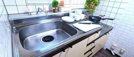 Kühlschrank, Mikrowelle, Herdplatte, Kochgeschirr/Geschirr/Besteck