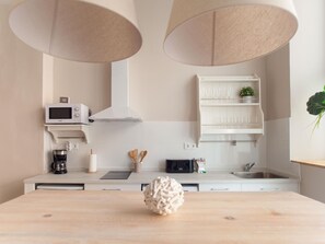 Kühlschrank, Mikrowelle, Ofen, Wasserkocher mit Kaffee-/Teezubehör