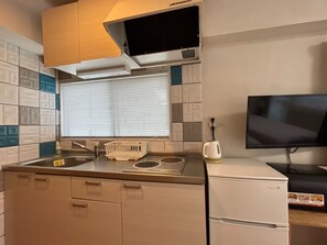 Kylskåp, mikrovågsugn och grytor/köksredskap