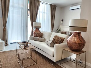 TV - Bright studio with Wi-Fi and air conditioning in Valencia (Valencia)