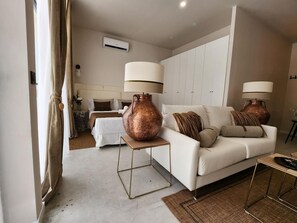 Free WiFi, bed sheets - Bright studio with Wi-Fi and air conditioning in Valencia (Valencia)