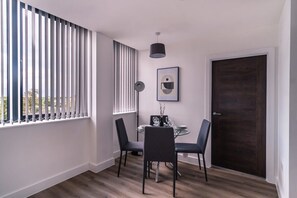 Dining - Stay Zeni, Alexandra Rise Manchester Slick 1 Bed (Manchester)