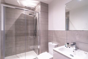 Dusche, Haartrockner, Handtücher