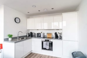 Kühlschrank, Mikrowelle, Ofen, Herdplatte
