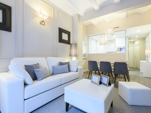 TV - Apartment with terrace in central Valencia (Valencia)