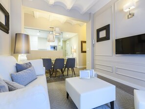 TV - Apartment with terrace in central Valencia (Valencia)