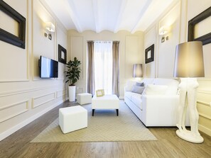 TV - Apartment with terrace in central Valencia (Valencia)