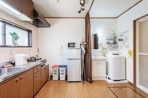 Refrigerador, microondas y utensilios de cocina 