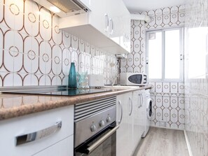 Kühlschrank, Mikrowelle, Ofen, Wasserkocher mit Kaffee-/Teezubehör