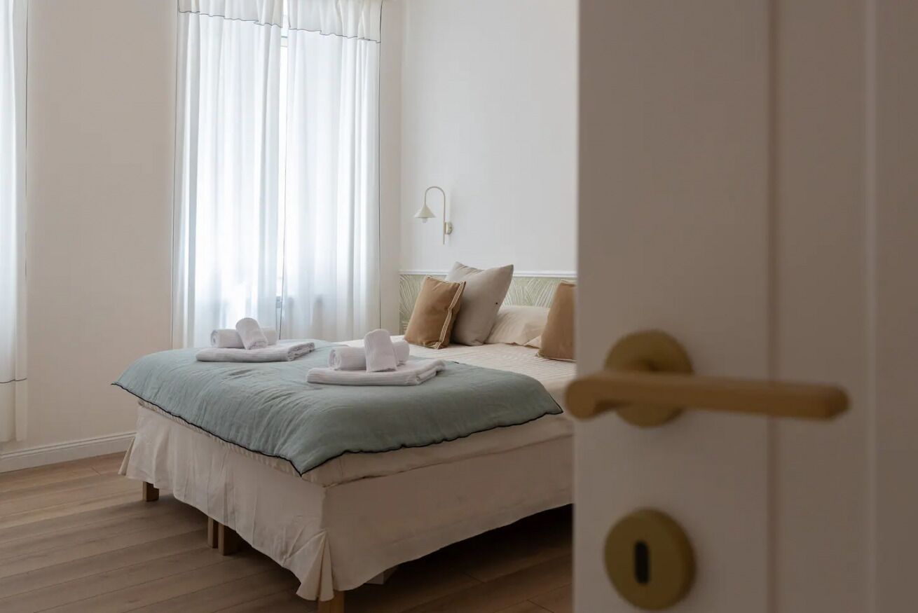 2 bedrooms, desk, iron/ironing board, WiFi