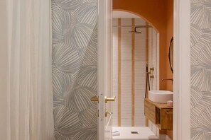 Dusche, Haartrockner, Bidet, Handtücher