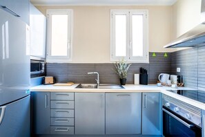 Fridge, microwave, oven, stovetop - Eixample next to Paseo de Gracia modern 3BD (Barcelona)