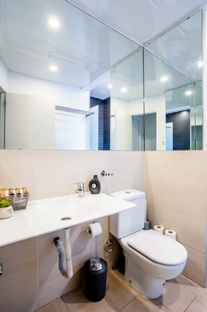 Shower, hair dryer, towels - Eixample next to Paseo de Gracia modern 3BD (Barcelona)