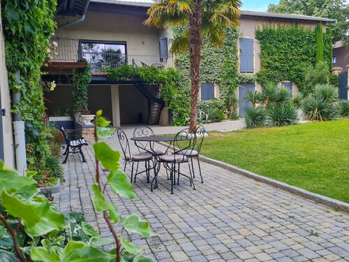 Chambre double confort avec vu terrasse dans maison de charme