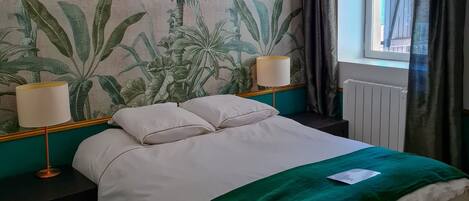 1 habitación, escritorio, tabla de planchar con plancha y cuna de viaje