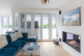 TV, fireplace